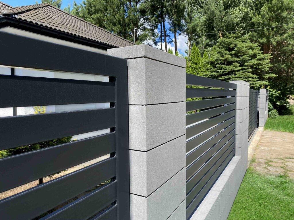Ogrodzenie KONEKT z linii BOKA w kolorze SØLV — inspiracja producenta